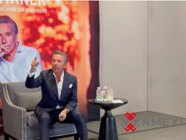 Ricardo Montaner durante una presentación, como parte de su regreso a los escenarios con la gira “El Último Regreso”.