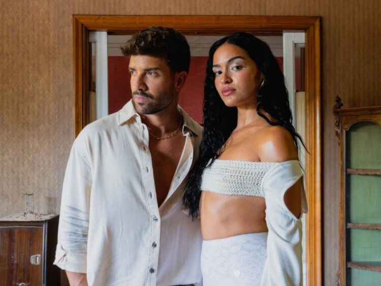 RIZA durante su regreso musical con “Deditos Cruzados”, nueva colaboración con el cantante español Pablo Alborán.