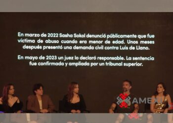 El elenco de la serie de Timbiriche posa durante la presentación de la producción de ViX.