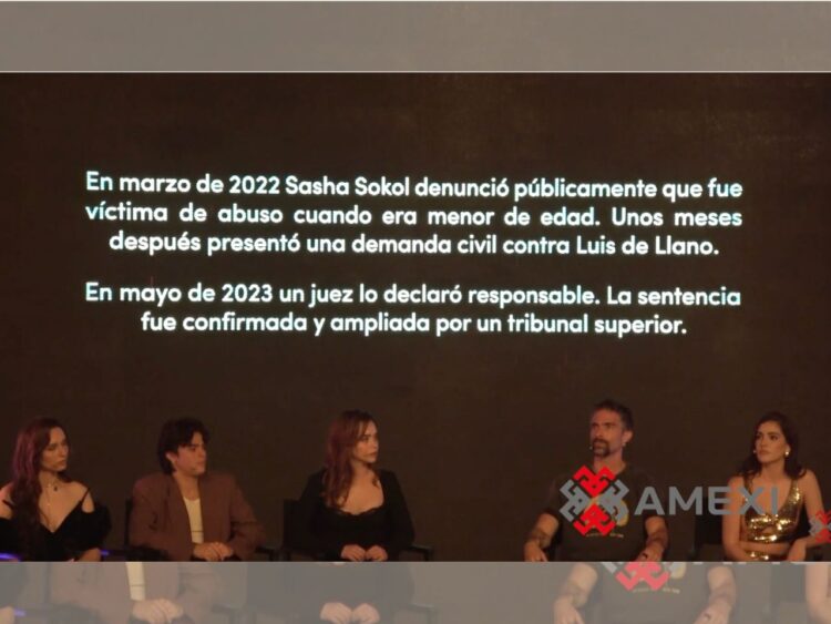 El elenco de la serie de Timbiriche posa durante la presentación de la producción de ViX.