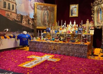 Ofrendas de Día de Muertos en museos y espacios culturales de San Ángel, con homenajes a artistas y figuras históricas de México.
