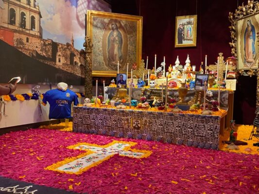 Ofrendas de Día de Muertos en museos y espacios culturales de San Ángel, con homenajes a artistas y figuras históricas de México.