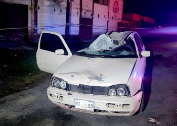 El auto siniestrado por la irrupción de un caballo en la autopista Naucalpan-Toluca, a la altura de Lerma. AMEXI Foto Luis Ayala