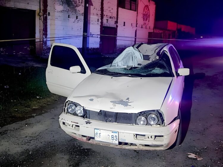 El auto siniestrado por la irrupción de un caballo en la autopista Naucalpan-Toluca, a la altura de Lerma. AMEXI Foto Luis Ayala