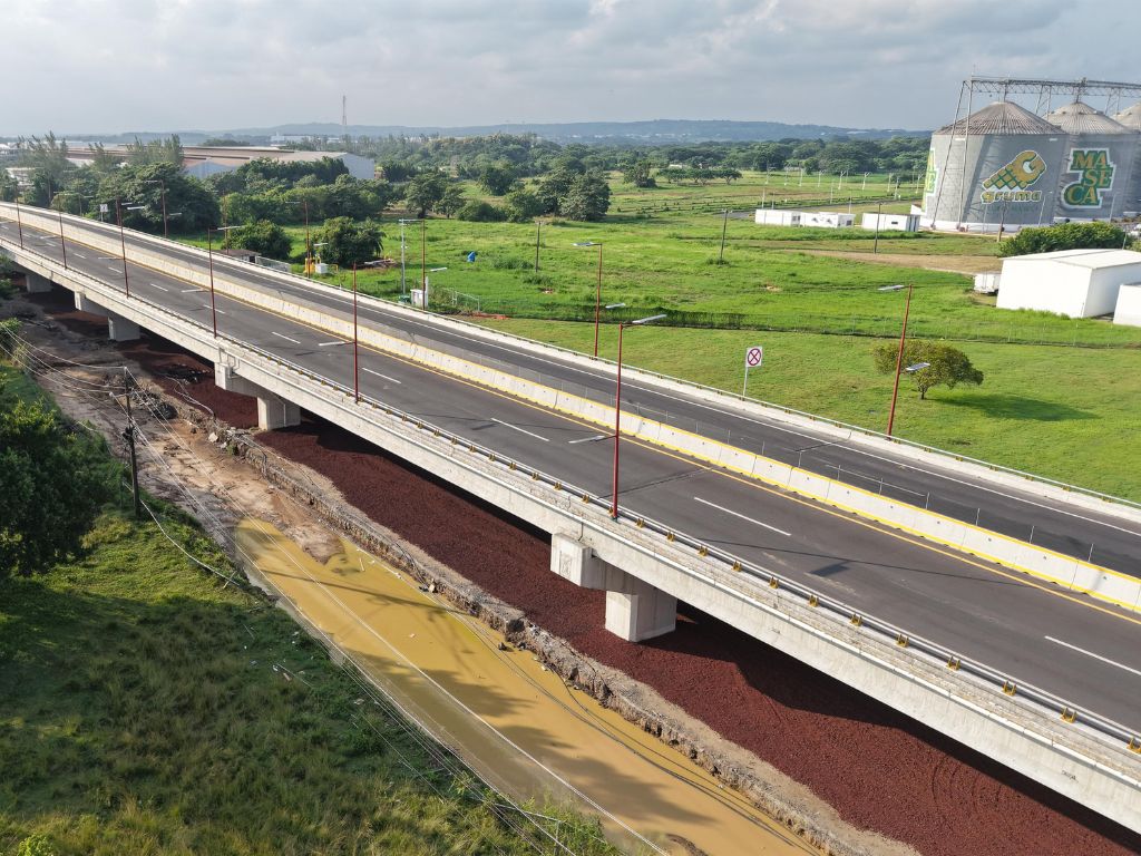 Un tramo del distribuidor vial Veracruz, obra requerida hace 20 años. AMEXI/Foto: Ignacio Álvarez