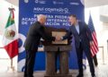 El embajador Jhonson y el gobernador Kuri, en el arranque de la construcción de la academia policial de Querétaro. AMEXI Foto