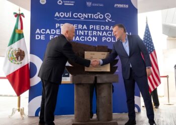 El embajador Jhonson y el gobernador Kuri, en el arranque de la construcción de la academia policial de Querétaro. AMEXI Foto