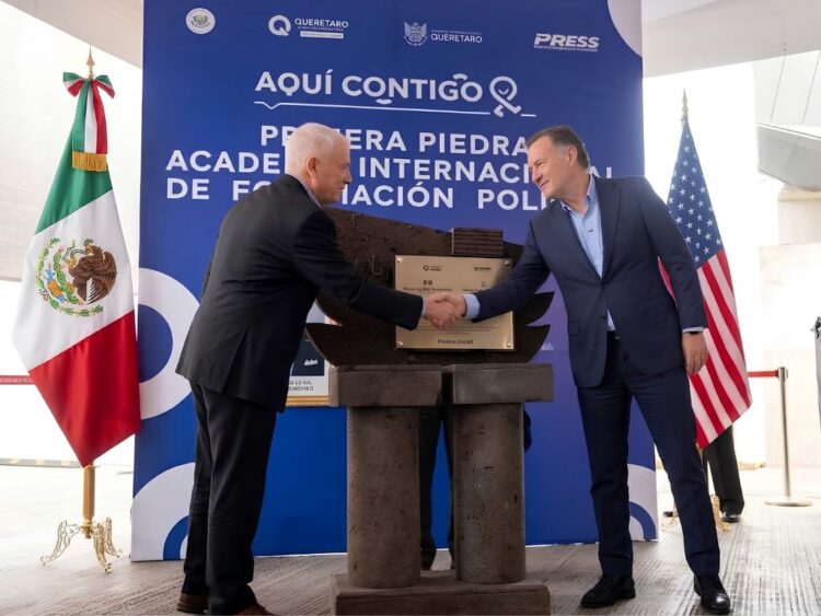 El embajador Jhonson y el gobernador Kuri, en el arranque de la construcción de la academia policial de Querétaro. AMEXI Foto