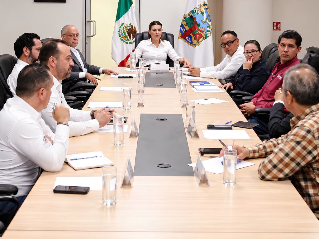 Funcionarios de CFE y del gobierno de Marina del Pilar en Baja California participan en una reunión de trabajo. El objetivo consiste en dar mantenimiento y modernización a la infraestructura eléctrica en la entidad.