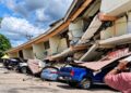 Escombros y daños estructurales en la fachada del Hotel Dos Continentes, tras el fuerte terremoto de magnitud 7.7 registrado en Panamá.