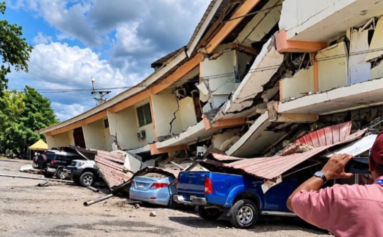 Escombros y daños estructurales en la fachada del Hotel Dos Continentes, tras el fuerte terremoto de magnitud 7.7 registrado en Panamá.