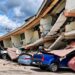 Escombros y daños estructurales en la fachada del Hotel Dos Continentes, tras el fuerte terremoto de magnitud 7.7 registrado en Panamá.