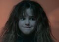 Emma Watson, actriz que interpreta a Hermione Granger en “Harry Potter”, luce un peinado con volumen y textura natural.