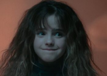 Emma Watson, actriz que interpreta a Hermione Granger en “Harry Potter”, luce un peinado con volumen y textura natural.