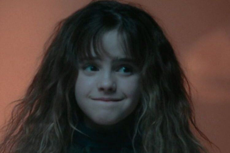 Emma Watson, actriz que interpreta a Hermione Granger en “Harry Potter”, luce un peinado con volumen y textura natural.