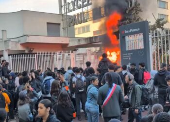 Estudianets quemaron barreras y mobiliario duranre protestas en Francia