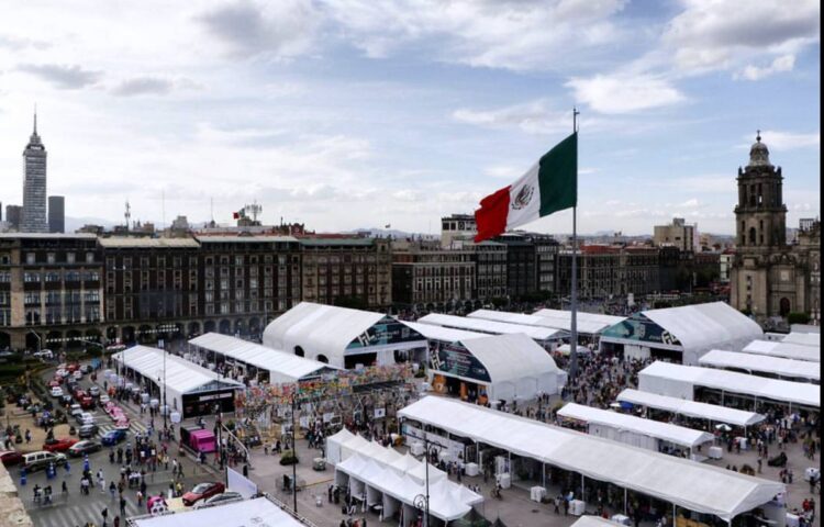 Vista general de la Feria Internacional del Libro del Zócalo 2026, con carpas editoriales instaladas en la Plaza de la Constitución de la Ciudad de México.