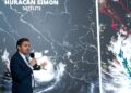 Fabián Vázquez, coordinador del SMN, explica avance del huracán Simon en la mañanera.