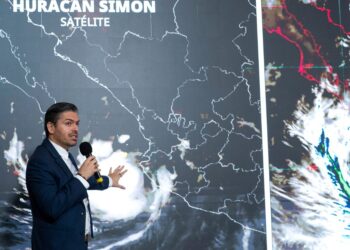 Fabián Vázquez, coordinador del SMN, explica avance del huracán Simon en la mañanera.