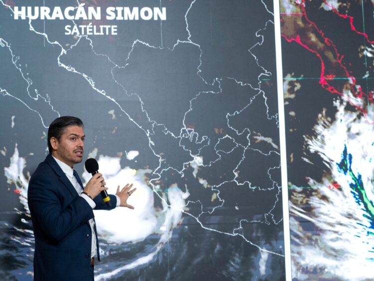 Fabián Vázquez, coordinador del SMN, explica avance del huracán Simon en la mañanera.