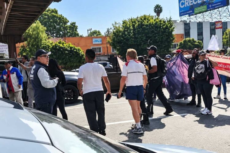 Familiares de niña asesinada bloquean Periférico Norte para exigir justicia
