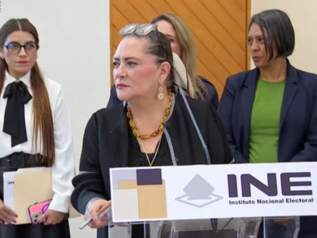 Guadalupe Taddei, expresidenta del INE, durante una actividad institucional acompañada por funcionarias del organismo electoral.