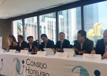 Representantes del sector hotelero durante un llamado para reconsiderar el aumento del DNR y fortalecer la promoción turística de México.
