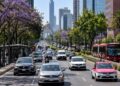 Hoy No Circula 24 de octubre: avenida transitada de la Ciudad de México, con automóviles, taxis, autobuses y árboles.