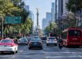 Hoy No Circula 26 de octubre en la Ciudad de México, con tránsito vehicular, automóviles particulares y transporte público en una avenida concurrida.