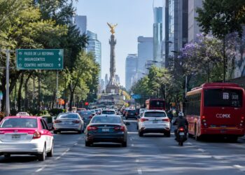 Hoy No Circula 26 de octubre en la Ciudad de México, con tránsito vehicular, automóviles particulares y transporte público en una avenida concurrida.