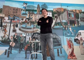 Jorge Flores Manjarrez al inaugurar su mural en Nueva York.