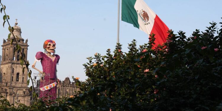Ofrenda del Dia de Muertos en el Zócalo de la Ciudad de México. La Catrina. AMEXI/Foto: La Isabel.