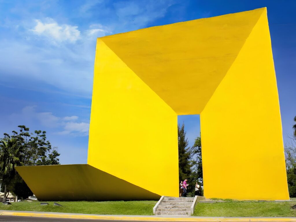 La Puerta. Escultura de Fernando González Gortázar, en foto del gobierno de Guadalajara.