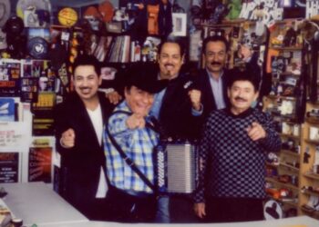 Los Tigres del Norte durante su presentación en el Tiny Desk de NPR Music, donde interpretaron cuatro canciones con un mensaje sobre la identidad y la comunidad migrante.