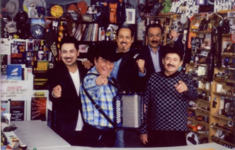 Los Tigres del Norte durante su presentación en el Tiny Desk de NPR Music, donde interpretaron cuatro canciones con un mensaje sobre la identidad y la comunidad migrante.