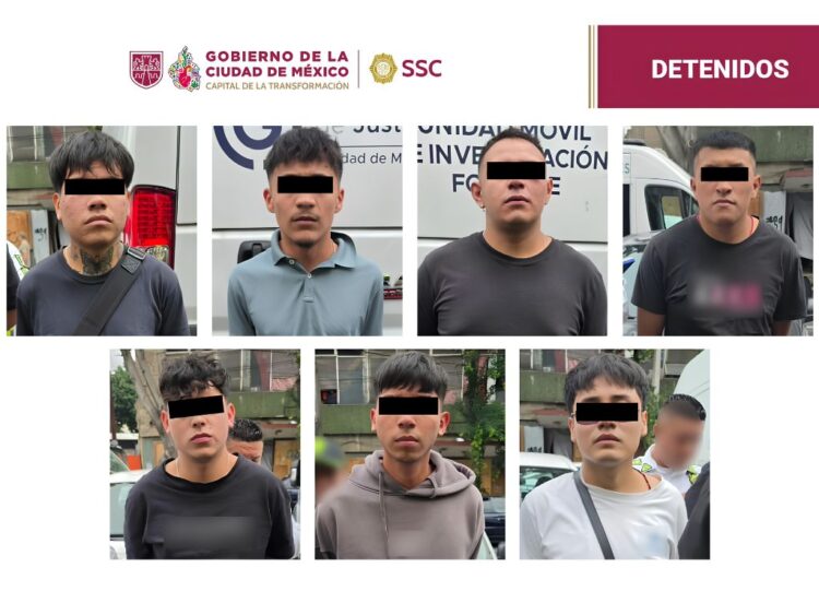 Los detenidos tras el enfrentamiento por el operativo de retiro de motocicletas en el Centro Histórico. AMEXI Foto SSC