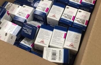 El gobierno asegura la mayor parte de los medicamentos con precios más bajos y priorizando productos hechos en México.