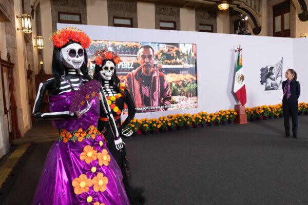 En el Jardín Botánico de Fort Worth, Texas, los mexicanos en el extranjero celebran esta fecha con altares comunitarios, una procesión en silencio de catrinas y catrines, mariachis y actividades culturales.