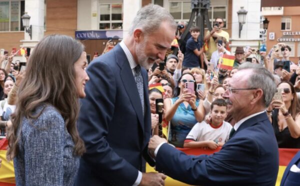 El presidente de Ceuta, Juan Jesús Vivas, entrega al rey Felipe VI de España el bastón de mando de esa ciudad autónoma.