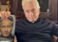 Michael Douglas posa con su libro de memorias One Helluva Ride