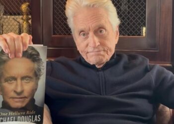 Michael Douglas posa con su libro de memorias One Helluva Ride
