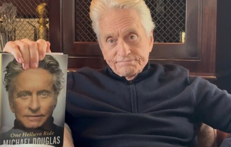 Michael Douglas posa con su libro de memorias One Helluva Ride