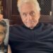 Michael Douglas posa con su libro de memorias One Helluva Ride