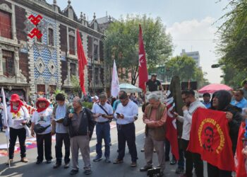 Integrantes de Unidad Nacional Independiente en Resistencia, llega a SEGOB, para instalar su plantón e iniciar su jornada de lucha por justicia