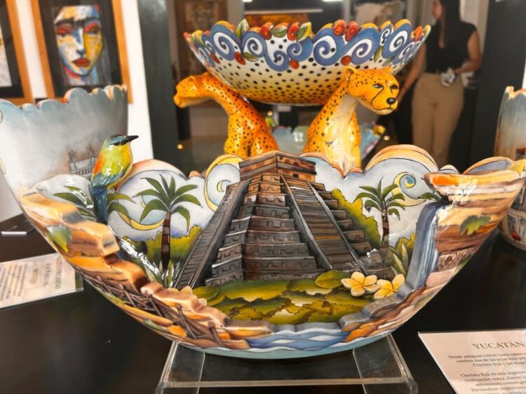 Muestra de artistas plásticos inspirada en paisajes y sitios emblemáticos de Yucatán. AMEXI Foto Jesús Mejía