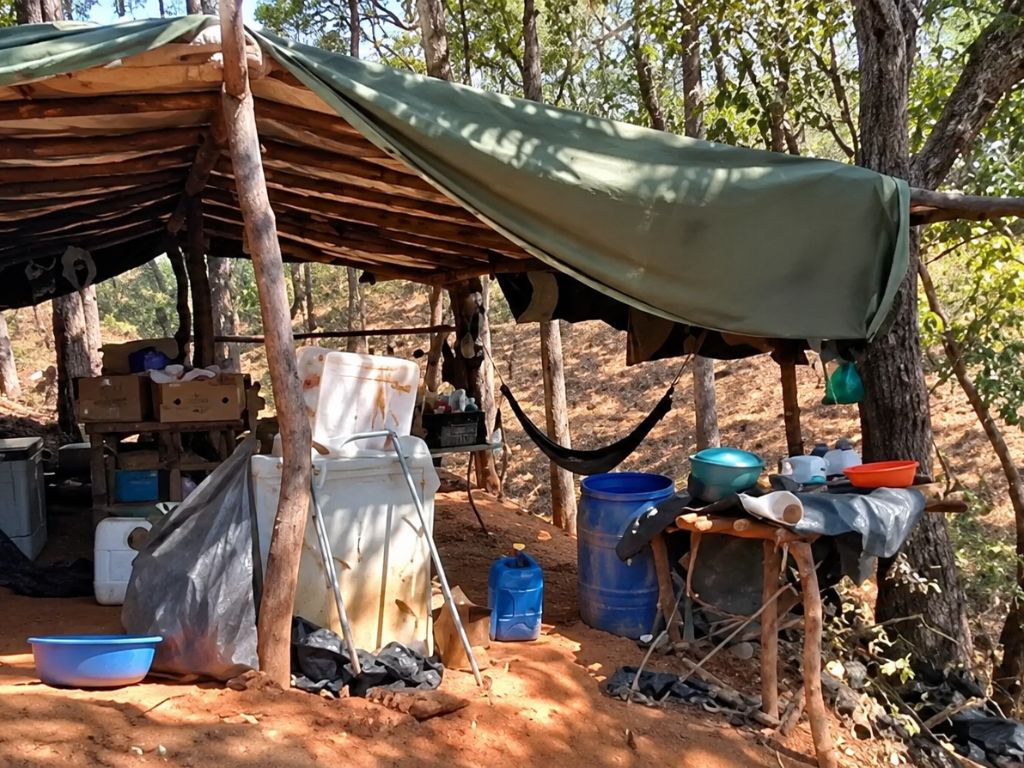 Operativos de seguridad: laboratorio clandestino con recipientes y equipo para producir metanfetamina en Durango.
