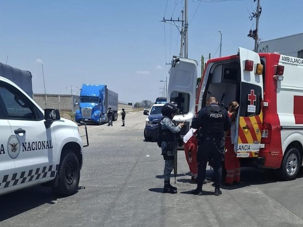 Operativos de seguridad en Celaya: elementos de la Guardia Nacional y policías atienden una emergencia junto a una ambulancia y un camión de carga.