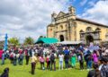Multitud del pueblo Ch’ol reunida frente a la Parroquia de San Miguel Arcángel, en Tumbalá, Chiapas, durante un acto comunitario.