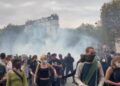 Policías lanzan gases lacrimógenos a manifestantes, en París.