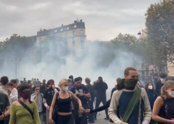 Policías lanzan gases lacrimógenos a manifestantes, en París.